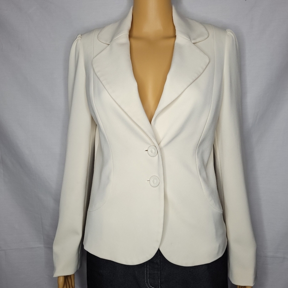 White House Black Market Jackets & Blazers - WHITE HOUSE BLACK MARKET CLASSIC CREAM BLAZER 2